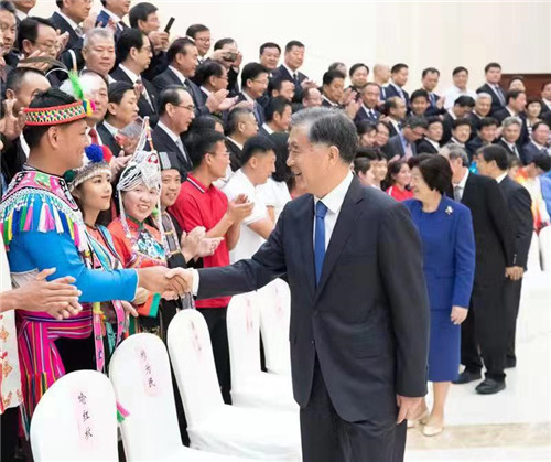 beat365官网体育学院教师王玮(图中前排红衣服)作为宁夏团代表受到中央领导接见
